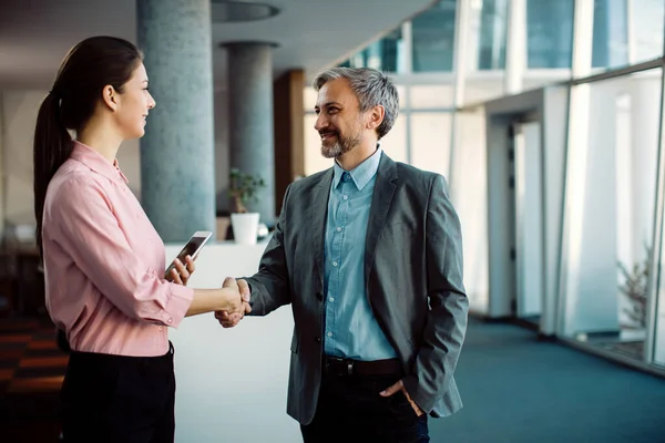 ¿Estamos confundiendo el trabajo presencial con compromiso?